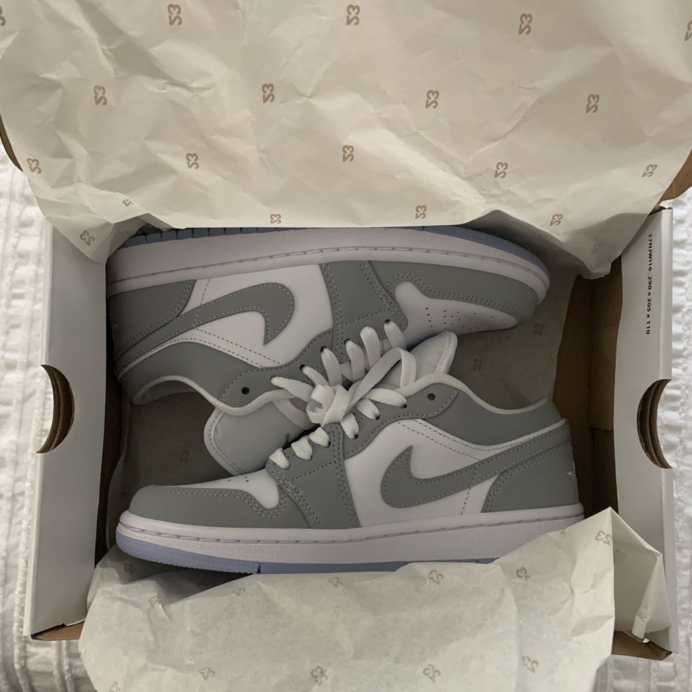 Jordan 1 Low WOMENS White/Grey NEVER WORN MUST GO!!!